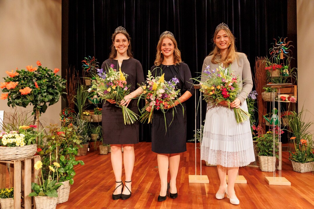 Die neue Badische Weinkönigin Jessica Himmelsbach (Mitte) und ihre beiden Weinprinzessinnen Lisa Huber (l.) und Geraldine Liebs (r.) werden den Badischen Wein würdig vertreten.