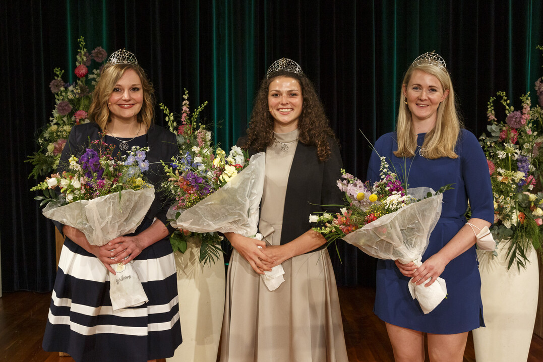 Die 71. Badische Weinkönigin Katrin Lang (Mitte) mit den Prinzessinen Victoria Lorenz (links) und Michaela Wille (rechts).