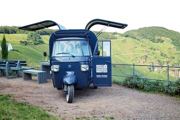Fr speziell gebuchte Anlsse macht die Ape an den schnsten Punkten entlang der Mosel halt.
