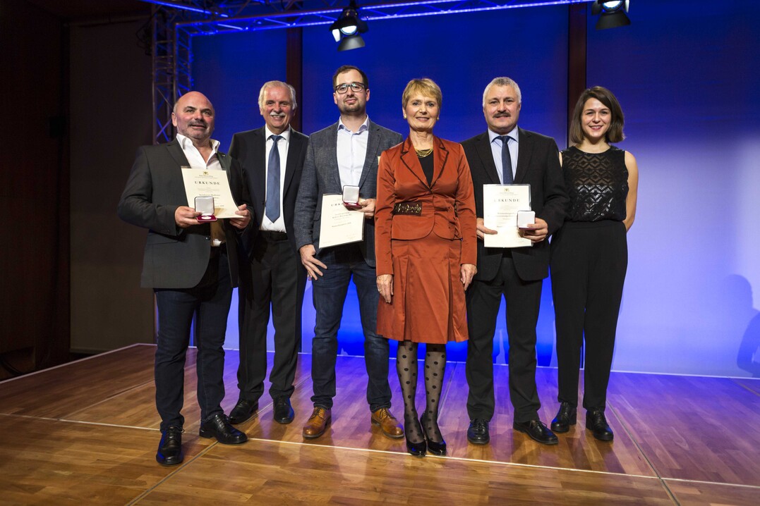 Die Preistrger "Der Beste Wrttemberger" (v. l.):  Staatsweingut Weinsberg, Weingut Erich Hirth, Weingrtner Stromberg-Zabergu, Weingut Sonnenhof, Staatssekretrin Friedlinde Gurr-Hirsch, Genossenschaftskellerei Heilbronn, Weinkonvent Drrenzimmern und Weinbauprsident Hermann Hohl.