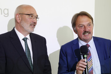 der bisherige DWV Prsident Norbert Weber (rechts) gratuliert dem neuen DWV-Prsidenten Klaus Schneider.