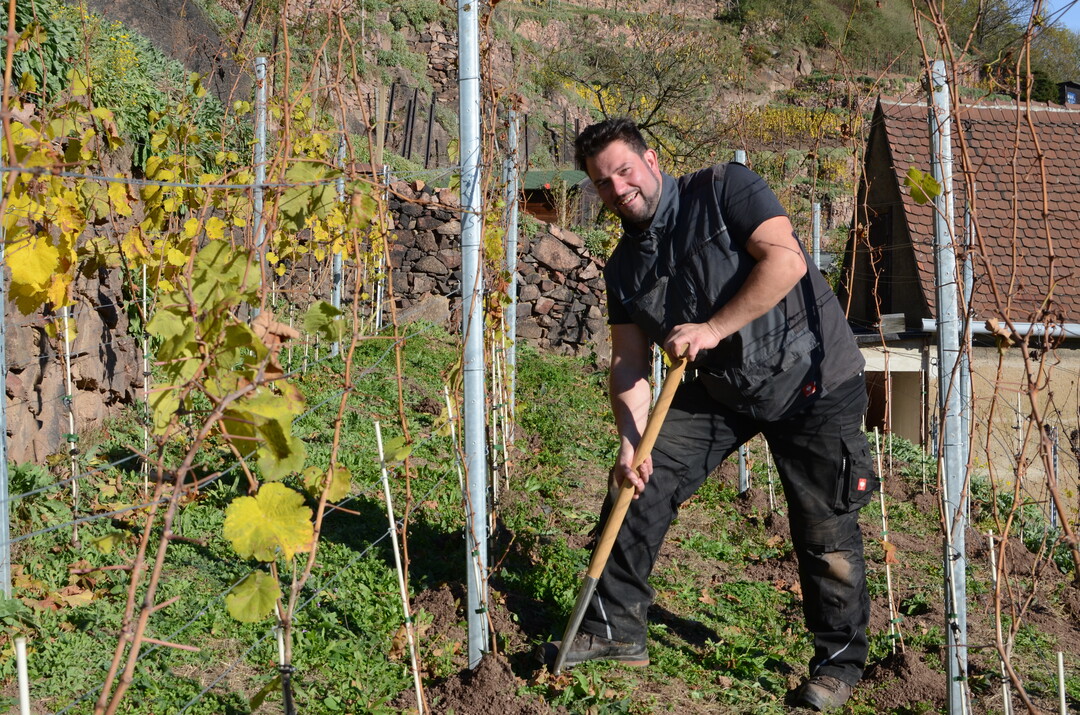 Andreas Kretschko schenkt zum ersten Mal seine Weine auf seinem Weinberg im Heiligen Grund aus.