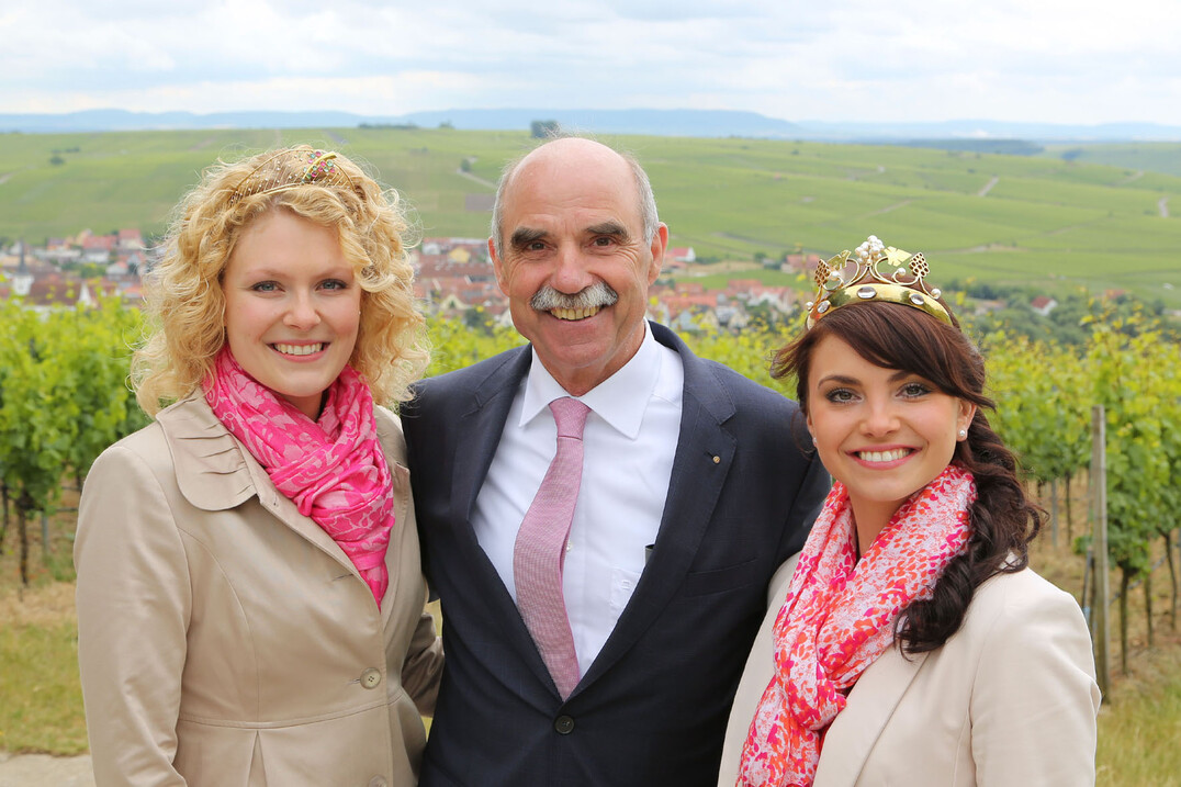 Präsident Steinmann mit den beiden Weinhoheiten.