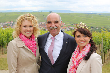 Prsident Steinmann mit den beiden Weinhoheiten.