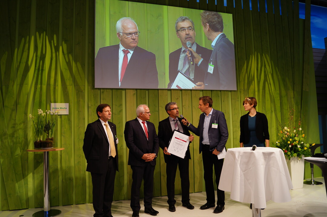 Vorstandsvorsitzender Andreas Oehm nahm die Auszeichnung auf der Internationalen Grünen Woche in Berlin entgegen. Von links: Prof. Dr. Georg Backhaus, Julius Kühn-Institut; Peter Bleser, Parlamentarischer Staatssekretär BMEL; Andreas Oehm, Vorstandsvorsitzender der Winzergemeinschaft Franken, GWF; Marco Seifert, Moderator rbb; Josefine Schlumberger, Deutsche Weinkönigin.