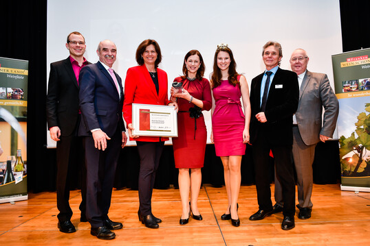 Nicole Then-Plannasch durfte sich in diesem Jahr ber den Weintourismuspreis freuen. Im Bild v.l. Laudator Axel Robert Mller, Artur Steinmann (Prsident Frnk. Weinbauverband), Staatsministerin Ilse Aigner, die Preistrgerin Nicole Then-Plannasch, Frnkische Weinknigin Christina Schneider, Georg Btz (LWG) und Olaf Seifert (Tourismusverband Franken).