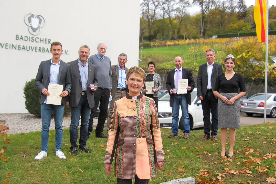 Staatssekretärin Friedlinde Gurr-Hirsch (Mitte) mit Verbandsvertretern und Preisträgern (v. l.): Nico Wiedemann, Jörg Wiedemann (Weingut Wiedemann, Sasbach), Geschäftsführer Peter Wohlfarth, Präsident Rainer Zeller, (Badischer Weinbauverband), Bettina Schätzle (Winzergenossenschaft Buchholz-Sexau), Wolfgang Schupp, Erwin Vogel (Winzergenossenschaft Oberbergen).