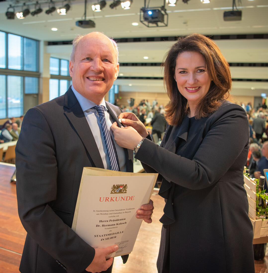 Die Ministerin mit den Prsidenten der Bayerischen Landesanstalt fr Weinbau und Gartenbau, Dr. Hermann Kolesch. 