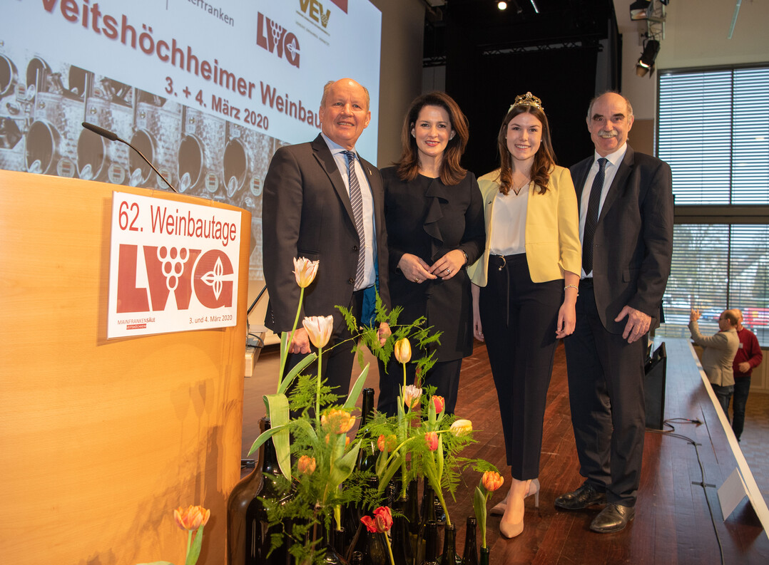 Ministerin Michaela Kaniber mit den Präsidenten der Bayerischen Landesanstalt für Weinbau und Gartenbau, Dr. Hermann Kolesch (l.), der Fränkischen Weinkönigin Carolin Meyer und dem Präsident des Fränkischen Weinbauverbandes, Artur Steinman (r.).