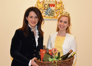 Weinknigin Klara Zehnder (rechts) besuchte Landwirtschaftsministerin Michaela Kaniber in Mnchen.