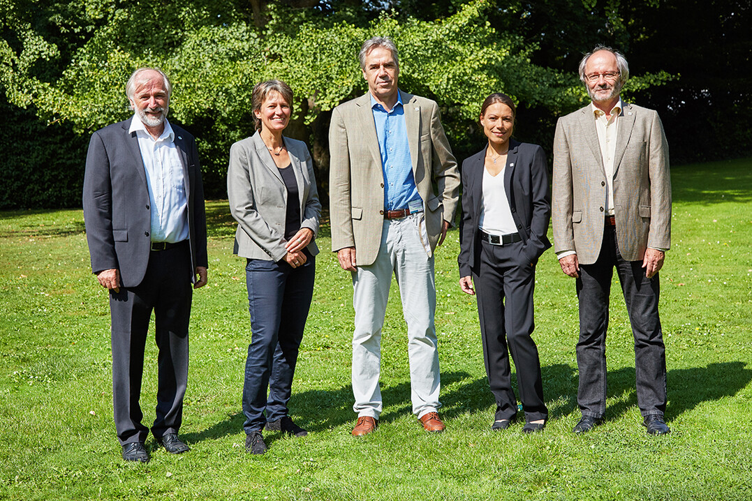 Das Präsidium der Hochschule Geisenheim mit der neuen Vizepräsidentin für Forschung und ihrem Vorgänger (v. l.): Prof. Dr. Otmar Löhnertz, Vizepräsident Lehre, Prof. Dr. Annette Reineke, Vizepräsidentin Forschung, Präsident Prof. Dr. Hans Reiner Schultz, Kanzlerin Dipl.-Ing. Marion Waldeck, MBA, und der ehemalige Vizepräsident Forschung Prof. Dr. Manfred Großmann.