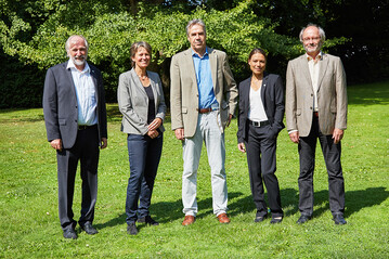 Das Prsidium der Hochschule Geisenheim mit der neuen Vizeprsidentin fr Forschung und ihrem Vorgnger (v. l.): Prof. Dr. Otmar Lhnertz, Vizeprsident Lehre, Prof. Dr. Annette Reineke, Vizeprsidentin Forschung, Prsident Prof. Dr. Hans Reiner Schultz, Kanzlerin Dipl.-Ing. Marion Waldeck, MBA, und der ehemalige Vizeprsident Forschung Prof. Dr. Manfred Gromann.