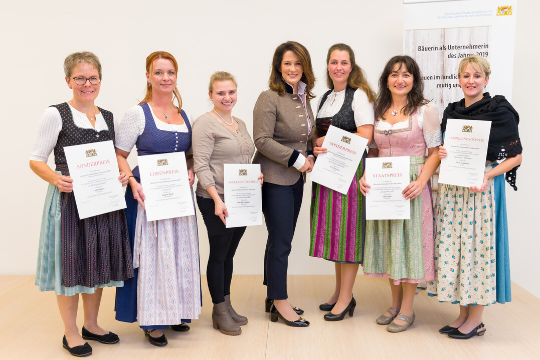 Gabi Stadler, Brigitte Riedl, Julia Drr-Dppert, Ministerin Michaela Kaniber, Svea Petersen, Maria De und Maria Voglrieder (v. l.) bei der bergabe der Auszeichnungen. 