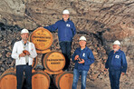 Reiner Mößlein holte das Fass mit FränkischemWhisky – nach fünf Jahren im Bergwerk – wiedernach Hause. Im Bild von links: Ingo Romoth( K+S), Winzer und BrennerReiner Mößlein, Hartmuth Baumert (K+S) und Rudi Braun (Weingut Mößlein).