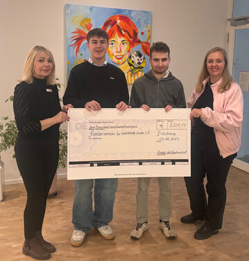 Die Auszubildenden des Staatsweinguts Freiburg spendeten 3200 Euro fr den guten Zweck. 