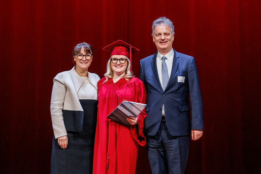 Die Jahrgangstebse wurde ausgezeichnet (v. l.): Prof. Dr. Martina Böhm (Studiengangleiterin WTM), Leonie Schweikert (Jahrgangsbeste) und Prof. Dr. Tomàs Bayòn (Dekan der Fakultät Wirtschaft).