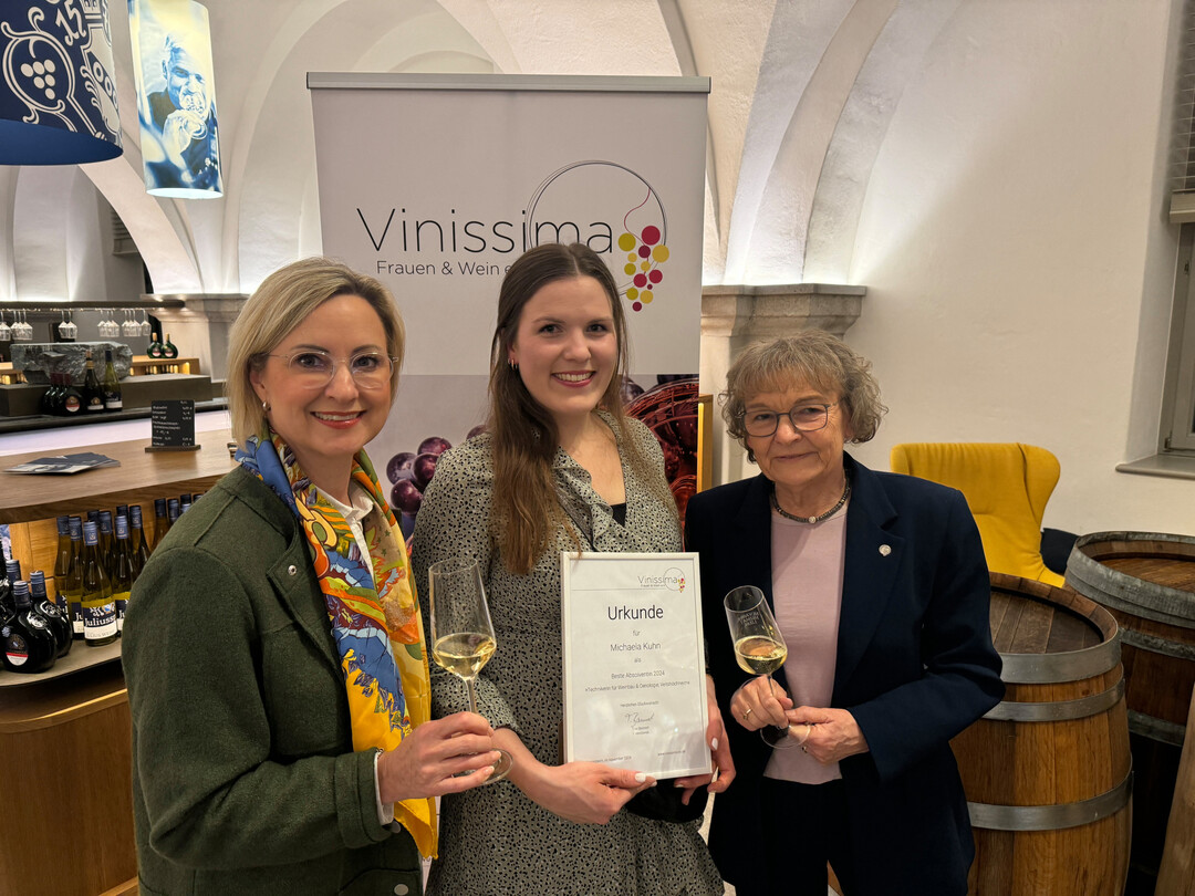 In der Vinothek vom Juliusspital in Wrzburg bergaben die Regionalsprecherinnen Heike Philipp (links) und Gabriele Brendel (rechts) den Frderpreis an Michaela Kuhn. 