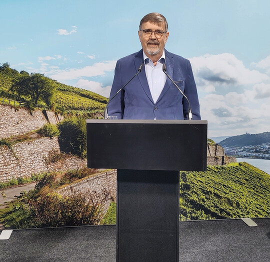 Weinbauprsident Peter Seyffardt gab einen Rck- sowie Ausblick auf die regionale Weinbaupolitik.