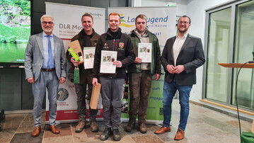 Die Sieger des Erstentscheides der Sparte Weinbau I am DLR Mosel (v. l.): Norbert Mller (Dienststellenleiter des DLR Mosel), Karl Mohr (Platz 3), Maurice Kinn (Platz 1), Hendrik Dehren (Platz 2) und Fabian Schller (Vorsitzender der Landjugend Rheinland-Nassau).