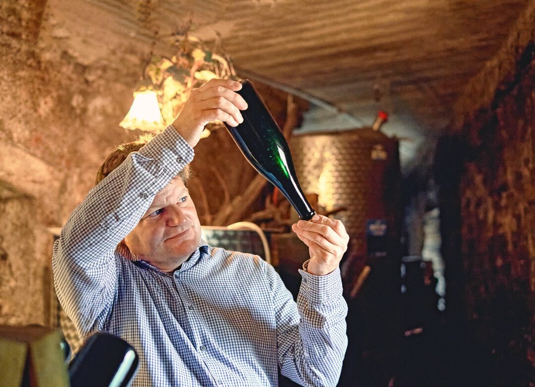 Mit prziser Handarbeit entstehen bei Markus Burg charakterstarke Sekte und Weine an der Mosel.