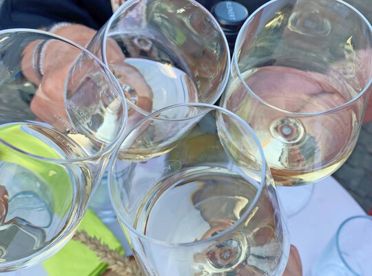 Mit Weiwein anstoen.