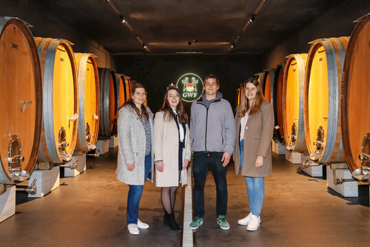 In den Kellern der größten Winzergenossenschaft Frankens, der Winzergemeinschaft Franken (GWF) in Repperndorf (v. l.): Vanessa Nüßlein, 66. Fränkische Weinkönigin Lisa Lehritter, GWF-Kellermeister Stefan Nunn und Antonia Kraiß (v. l. n. r.).