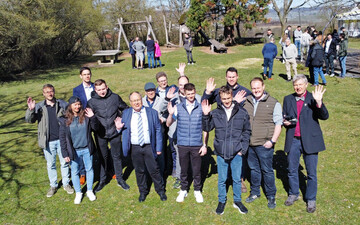 Gruppenbild der Wirtschafterklasse bei der Verabschiedung im Rappenhof, umgeben von Lehrenden.