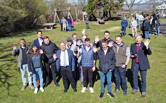 Gruppenbild der Wirtschafterklasse bei der Verabschiedung im Rappenhof, umgeben von Lehrenden.