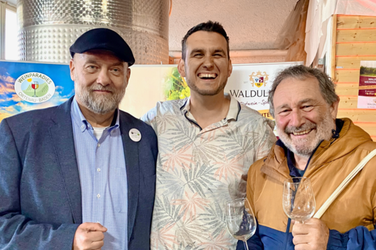 Vor Ort beim Event bei Zukunft ins Glas! (v. l.): Torsten Slinger (Veranstalter von Zukunft ins Glas!), der neu gewhlte Zukunfts-Winzer David Schmidt (Frank Schmidt Weine) und Valentin Blattner (Schweizer Privatzchter).