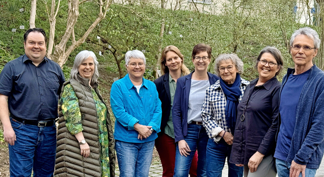 Das Vorstandsteam der Gstefhrer Weinerlebnis Franken (v. l.): Erster Vorsitzender Dr. Markus Frankl, Schriftfhrerin Ester Simon, stellvertretende Vorsitzende Barbara Baumann, Internet-Beauftragte Dr. Beate Wende, stellvertretende Vorsitzende Martina Reiss, Referentin fr Presse- und ffentlichkeitsarbeit Dr. Gabriele Brendel, Kassiererin Margitta Dosch-Sebold und Kultur-Beauftragter Georg Btz.