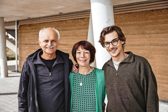 Familie Sauer vor ihrem Bio-Weingut.