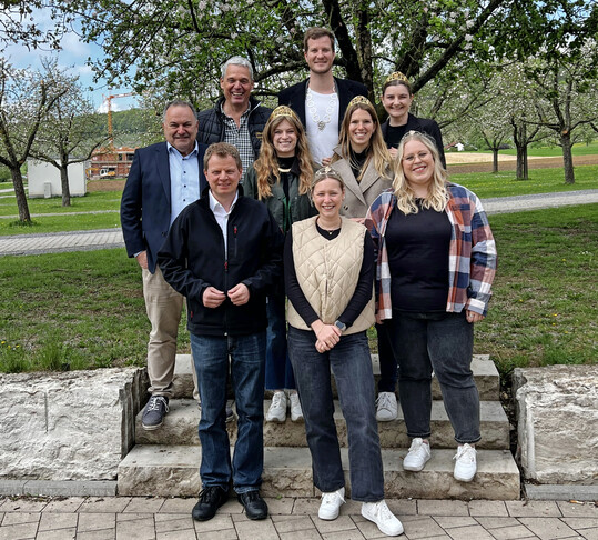 Die Deutsche Weinknigin Charlotte Weihl (Pfalz) sowie die Deutschen Weinprinzessinnen Julia Lambrich (Mittelrhein) und Katharina Grff (Nahe) beim Besuch im Weinbaugebiet Wrttemberg.