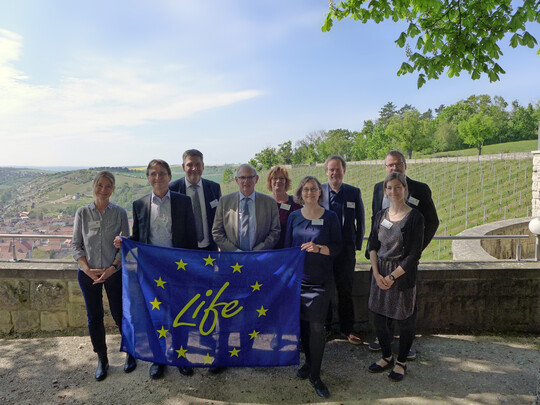 Staatssekretr Gert Zender (4. v. l.) mit Vertretern des Projektes Life Vineadapt und der Europischen Kommission.