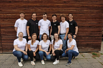 Gruppenbild der Weinbautechnikerklasse 2025. Im Bild hinten (v. l.): Paul Fader, Johannes Wanner, Tom Bergmann, Florian Desoi, Linus Gbel, Matteo Longen. Im Bild vorne (v. l.): Annika Bender, Anabel Hanke, Mona Wien, Pia Leppich und Larissa Schnaufer. 