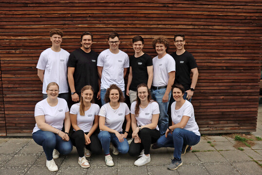 Gruppenbild der Weinbautechnikerklasse 2025. Im Bild hinten (v. l.): Paul Fader, Johannes Wanner, Tom Bergmann, Florian Desoi, Linus Göbel, Matteo Longen. Im Bild vorne (v. l.): Annika Bender, Anabel Hanke, Mona Wien, Pia Leppich und Larissa Schnaufer.
