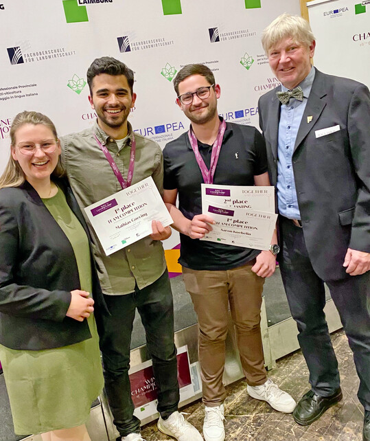 Erfolgreiches Team Weinsberg bei der 16. Wine Championship (v. l.): Referendarin Katharina Rößler, die beiden Studierenden Mathias Göring und Aaron Köbelin und Team-Leiter Dr. Oliver Schmidt.