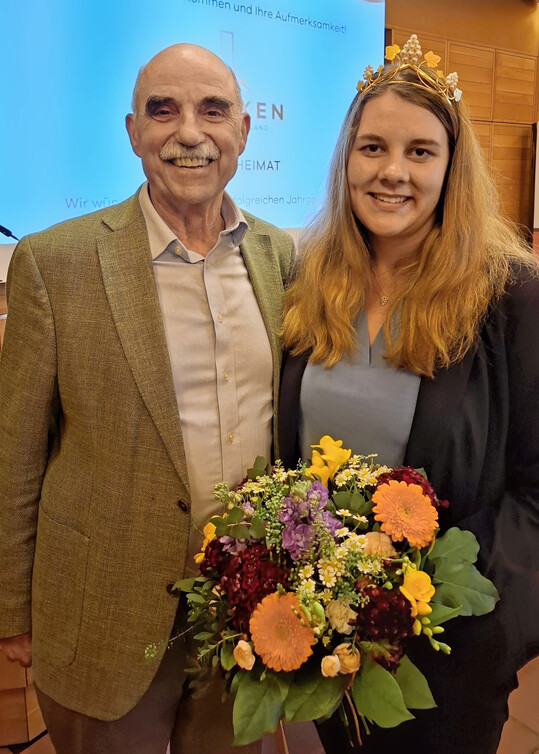 Der Prsident des Frnkischen Weinbauverbands Artur Steinmann zusammen mit der frisch gekrten 67. Frnkischen Weinknigin Antonia Krai.