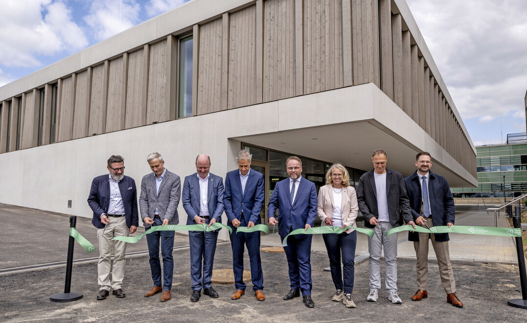 Bei der Einweihung des Getrnketechnologischen Zentrum der Hochschule Geisenheim (v. l.): Prof. Dr. Bernd Lindemann, Prof. Dr. Ralf Schweiggert, Uwe Becker, Prof. Dr. Hans Reiner Schultz, Timon Gremmels, Petra Zellner, Michael Ludwig, Christian Amann.