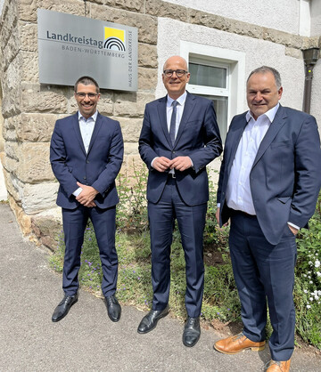 Austausch auf Leitungsebene (v. l.): Dr. Hermann Morast (Geschftsfhrer Weinbauverband Wrttemberg), Prof. Dr. Alexis v. Komorowski (Hauptgeschftsfhrer des Landkreistags Baden-Wrttemberg) und Dietrich Rembold (Weinbauprsident Wrttemberg). 
