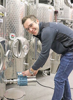 Michael Kinzinger packt auf seinem Berghof überall mit an, egal ob im Keller oder Weinberg.