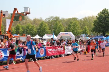 Zieleinlauf der laufbegeisterten Handwerkerinnen und Handwerker beim Trollinger-Marathon und Halbmarathon in Heilbronn
