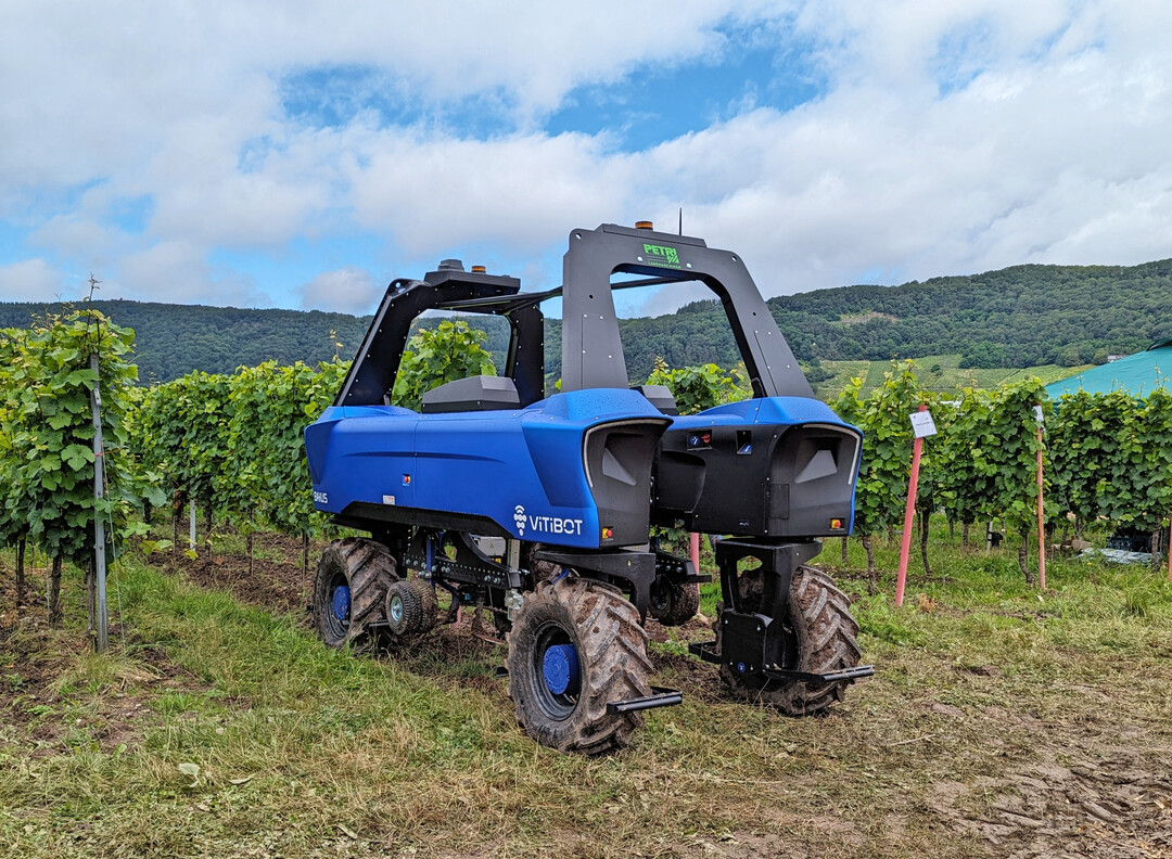 Der Bakus von der Firma Vitibot ist ein vollelektrischer autonomer Weinbauroboter, der sich besonders für Pflanzenschutzmaßnahmen eignet.