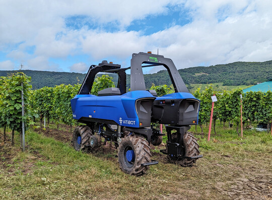 Der Bakus von der Firma Vitibot ist ein vollelektrischer autonomer Weinbauroboter, der sich besonders fr Pflanzenschutzmanahmen eignet.