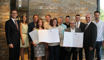 Bei der Urkundenbergabe: Die ersten frnkischen Sommeliren zusammen mit dem stellvertretenden IHK-Hauptgeschftsfhrer Max-Martin W. Deinhard (links), der Frnkischen Weinknigin Silena Werner (2.v.l.), dem Prsidenten des Frnkischen Weinbauverbandes Artur Steinmann (2.v.r.) und dem Prfungsausschussvorsitzenden Hermann Mengler (3.v.l.)