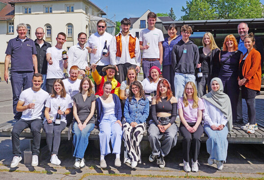Nach der erfolgreichen Sektpräsentation freuen sich die Absolventen der Weinbauschule Weinsberg und des Berufskollegs für Grafik und Design Reutlingen gemeinsam mit Ihren Lehrern über die erfolgreichen Produktpräsentationen.
