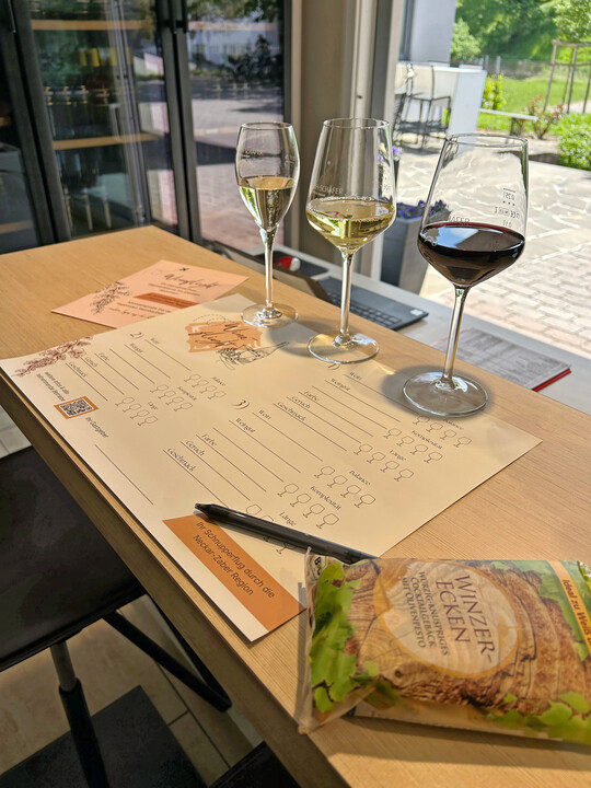 Bei Zwischenstopps auf den Weingtern knnen die Teilnehmer Weine verkosten. 
