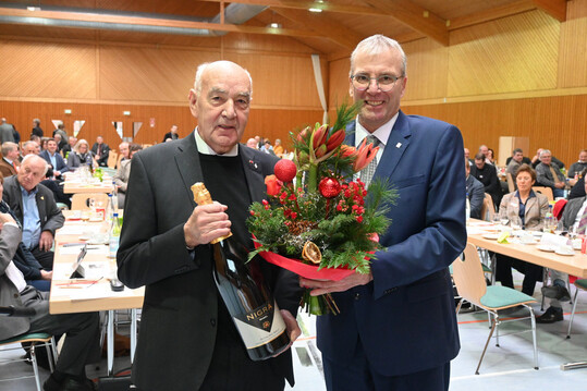 Der alte und der neue Prsident: Norbert Schindler (links) wird von Prsident Horper verabschiedet.