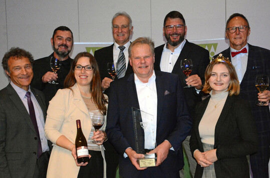 Der Winzer-Ehrenpreis fr den besten Ros ging an das Weingut Gener. Mit Uwe Gener (Mitte) freuen sich Bruderschaftsmeister Peter Schwappach, Stefan Bardorf, Franziska Galena, Rainer Sauer, Harald Brgel, die Frnkische Weinprinzessin Linda Keller und der Kellermeister der Weinbruderschaft Hermann Mengler (von links).