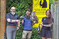 In der Falknerei (v. l.): Albrecht Schurr (Geschftsfhrer Fellbacher Weingrtner), Erik Pelz (Falkner Stauferfalknerei) mit Quentin (Europischer Uhu) und Nadine Maier (Mitarbeiterin Stauferfalknerei).