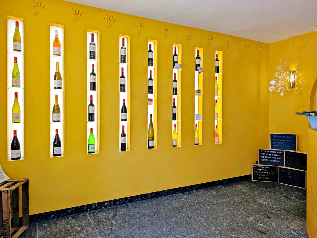 Der Verkaufsraum ist klar gestaltet und ganz auf den Wein konzentriert.